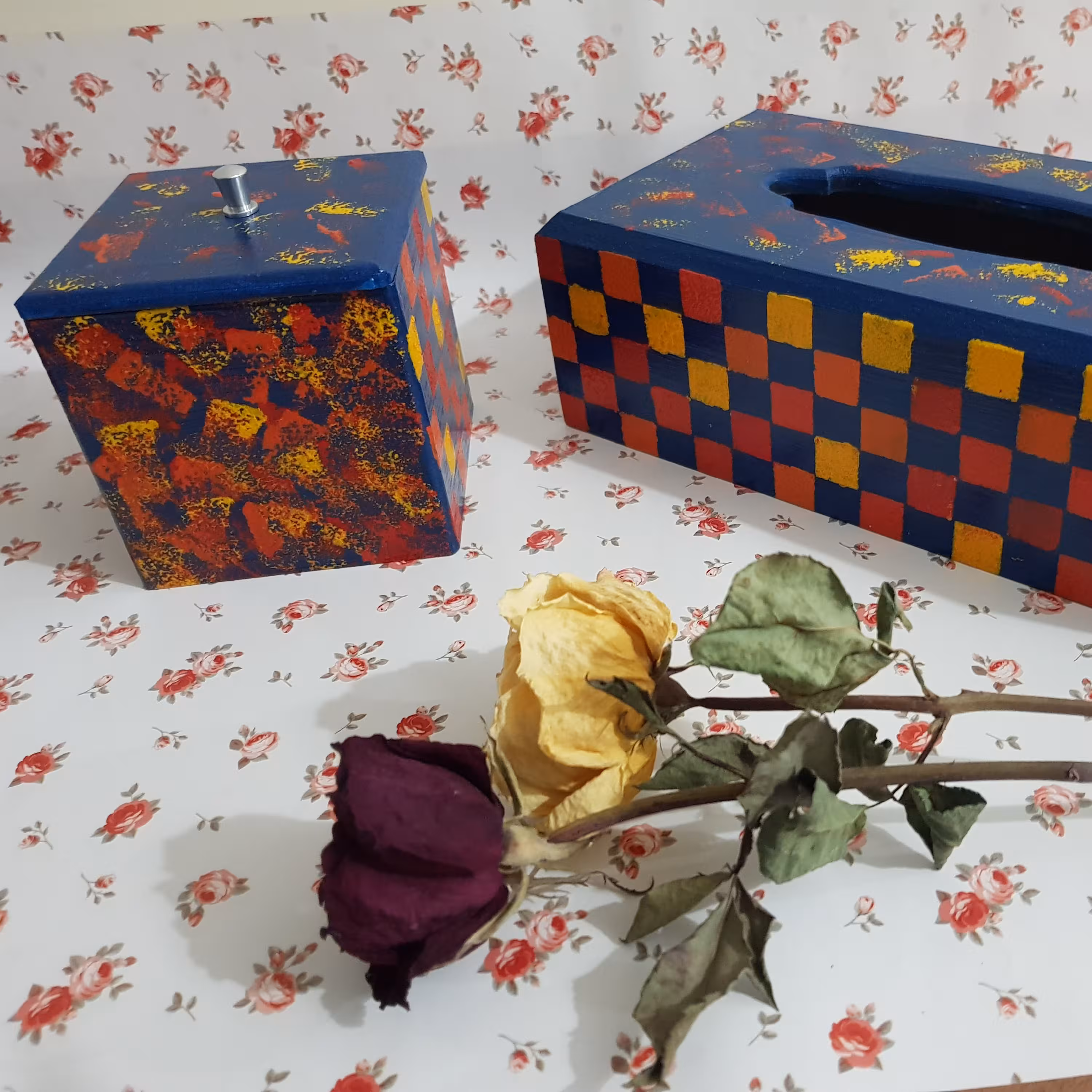 جعبه ی چوبی دستمال و قندان با رنگ پتینه ی آبی قرمز و زرد