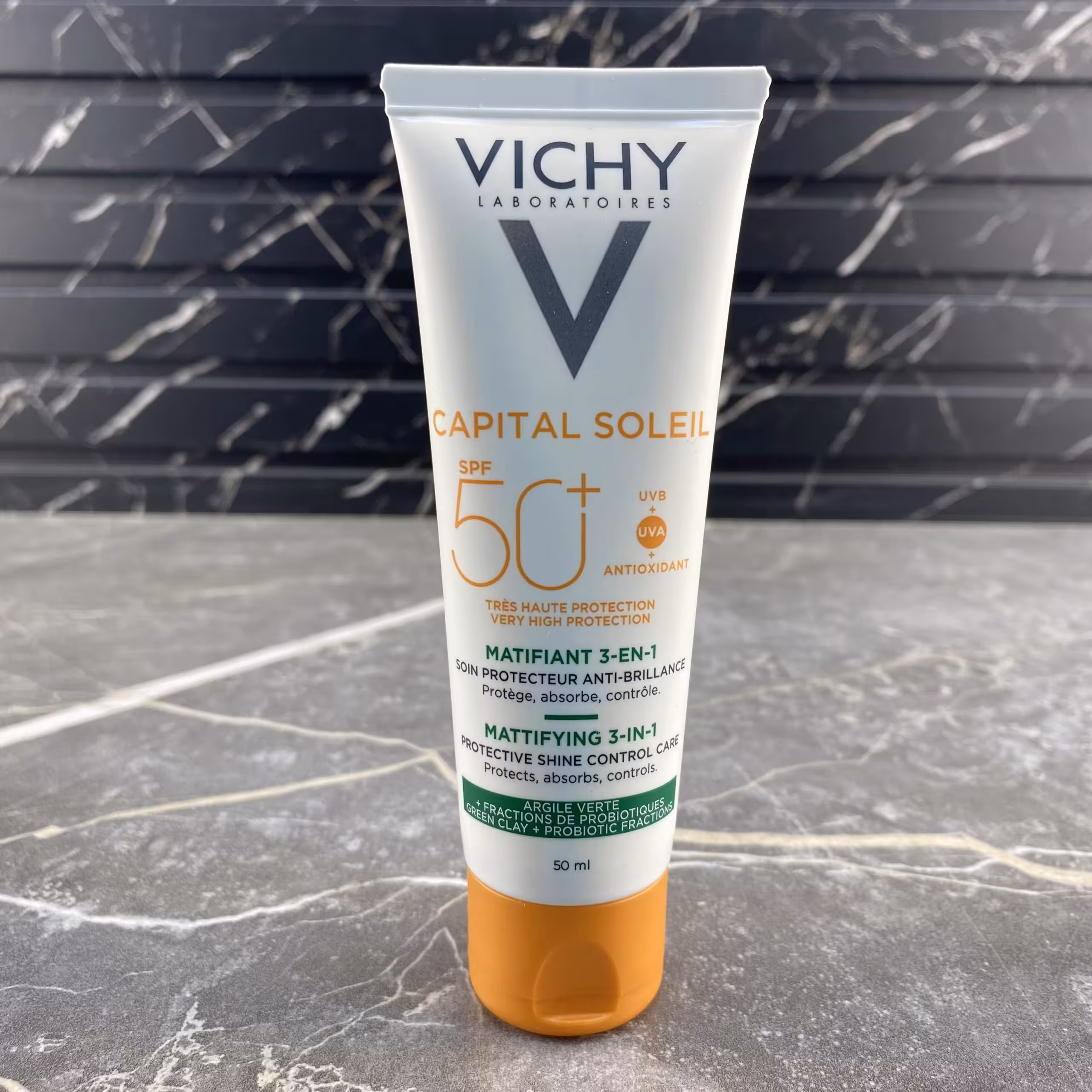 کرم ضد آفتاب مات کننده 3 در 1 بی رنگ ویشی مدل MATTIFYING حجم 50 میل