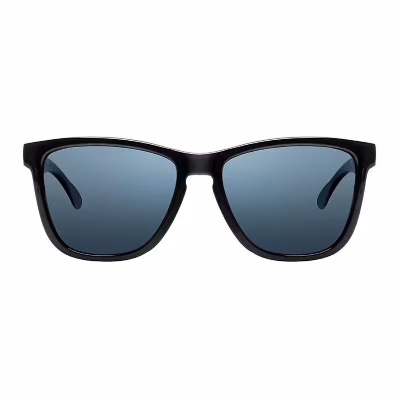 عینک آفتابی ویفرر (Wayfarer) برند شیائومی، جنس فریم ترموپلاستیک TR90 به رنگ مشکی، دارای عدسی TAC شش لایه پلاریزه به رنگ مشکی، مناسب فرم صورت مربع، مستطیل، UV400، مدل TYJ01TS