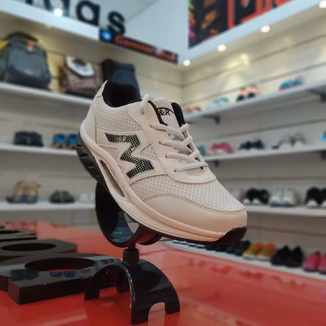 کتانی مخصوص پیاده روی دارای زیره فنری خارجی