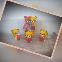 آویز کوله و ماشین مدل ببر  قیمت برای ببر های ردیف جلو زده شده که قلب دستشون هست عکس تکسش نداشتم بزارم قیمت تک 