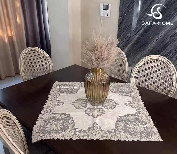 رومیزی مربع طرح گلین سفید