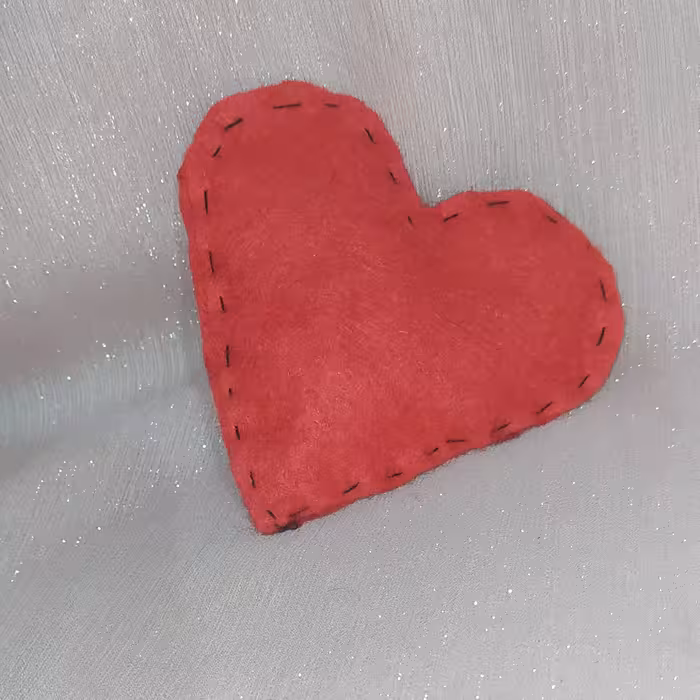 قلب با طرح اسم دل خواه قرمز رنگ 11 در 12سانتی کاره  دسته جنبه تزئینی داره  خیلی هم سبکه