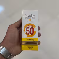 کرم ضد آفتاب بی رنگ spf50 حاوی ویتامین e اسکالیم  50 میل 