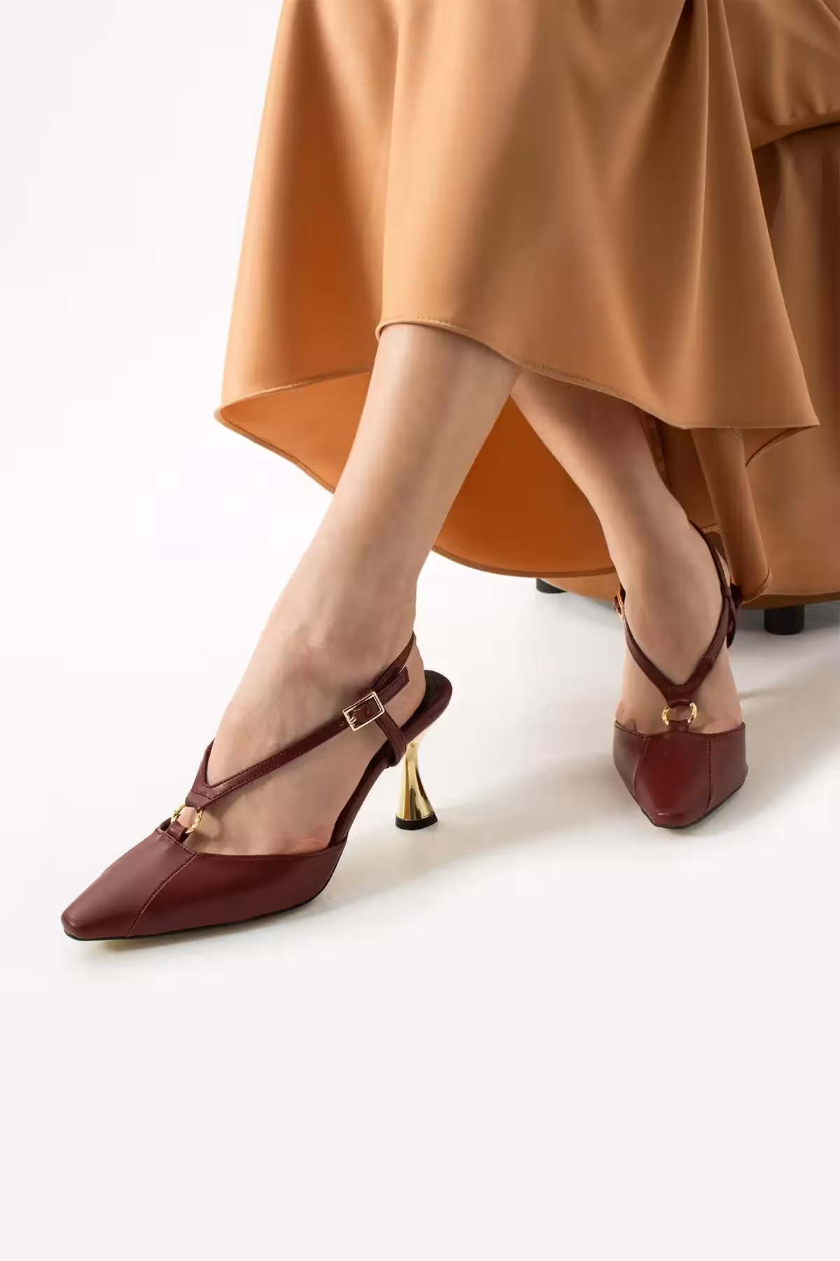 کفش پاشنه‌ بلند زنانه مات بورگوندی لوکس با جزئیات طلایی، روزهای خاص و روزمره. – 7249