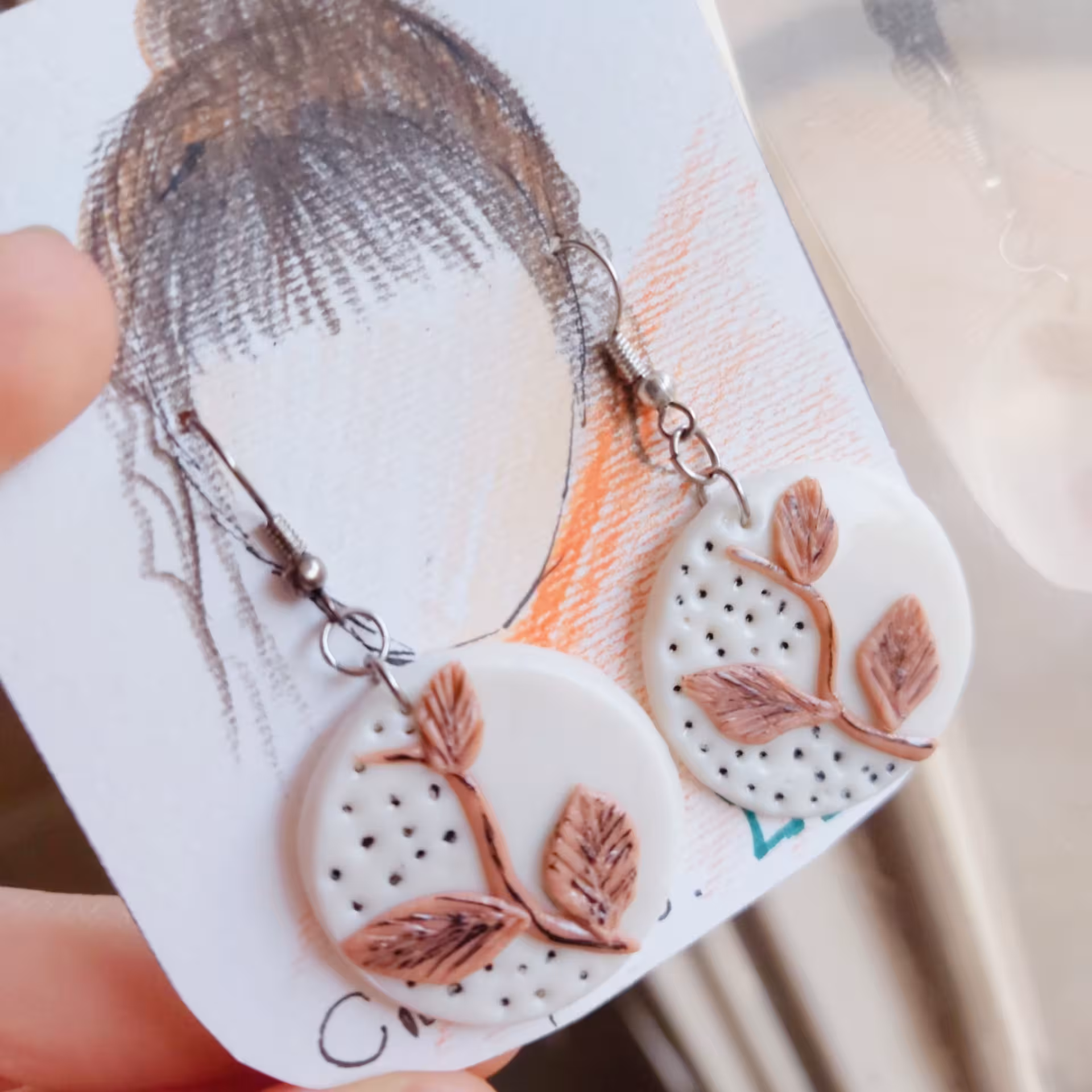 گوشواره آویزی خمیری طرح کلاسیک سفید و کالباسی