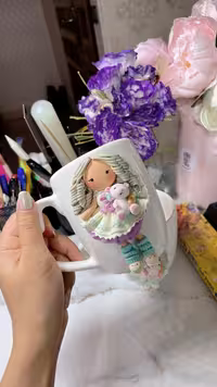 ماگ با طرح عروسکی برجسته، ساخته شده از خمیر