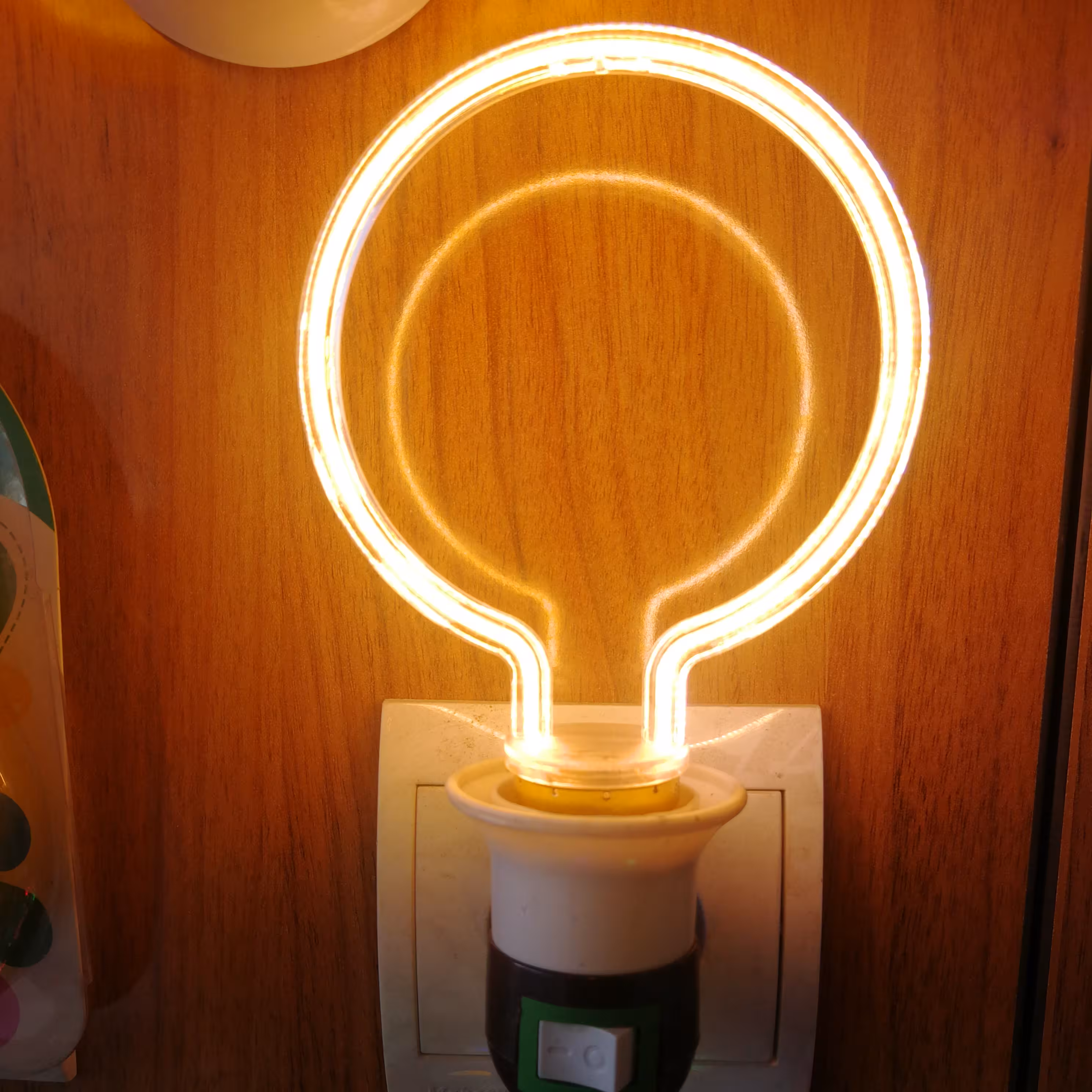 لامپ نئون بسیار جذاب و بسیار بادوام مناسب برای زیبا سازی فضای محیط