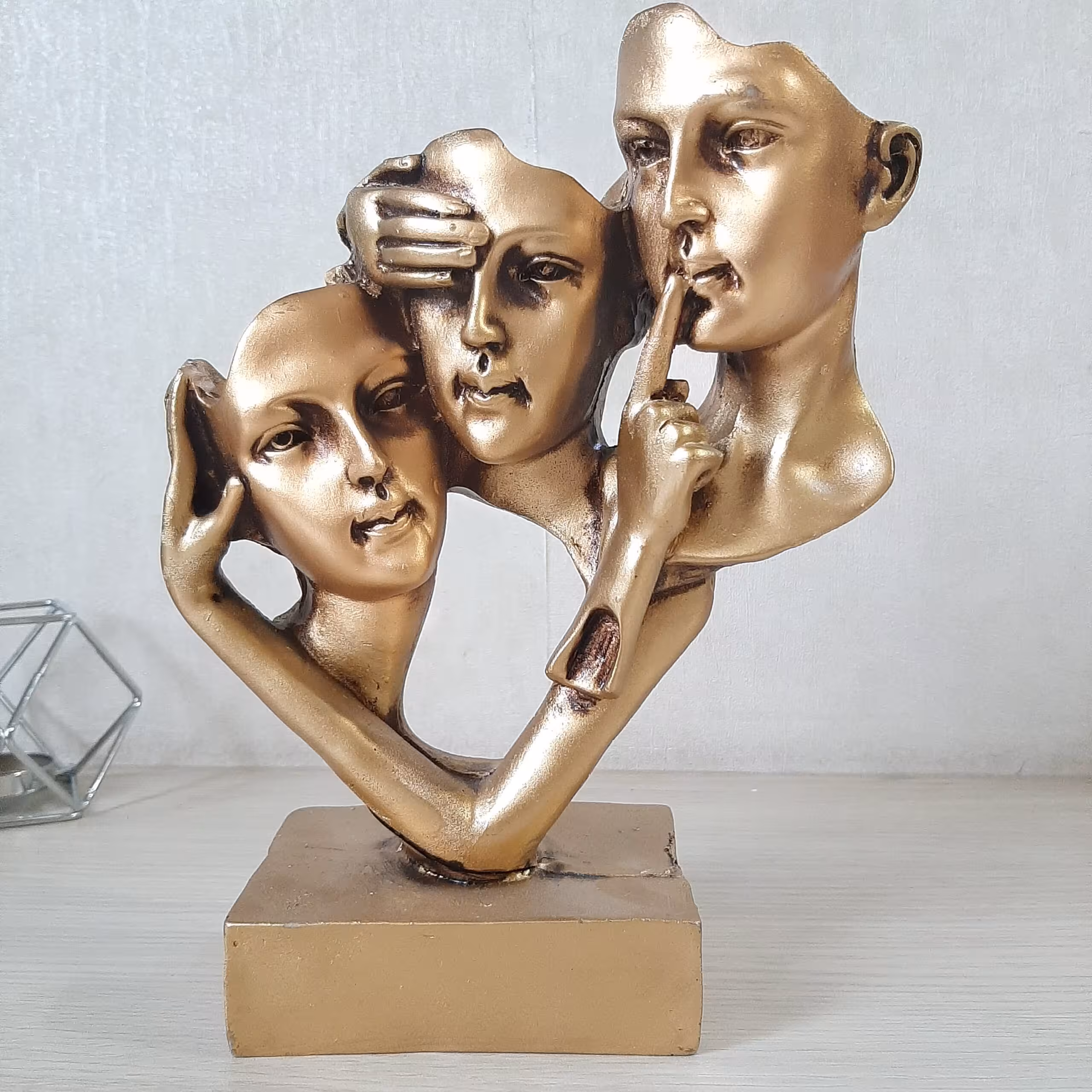 مجسمه دکوری سه خواهر سایز کوچک طلایی رنگ پلی استری