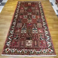 فرش دستباف بلداجي بختيار طرح خشتي سایز ميانه رنگ زمینه الوان رنگ حاشیه كرم کد 39299