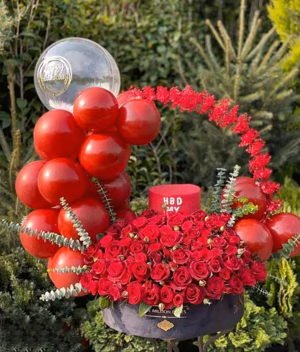 گل رز قرمز هلندی با بادکنک و کیک