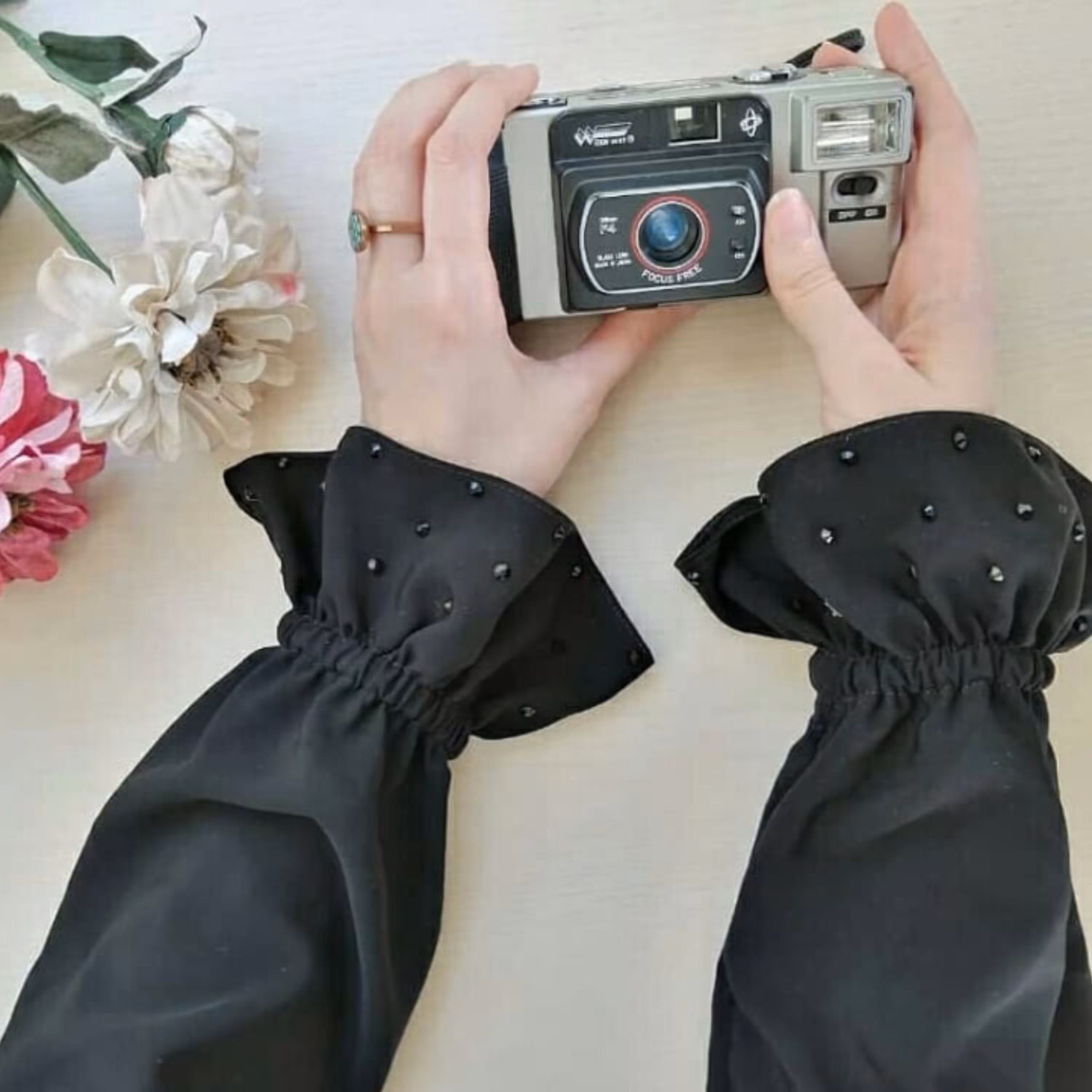 ساق دست کرپ حریر مشکی با تزئین سنگ