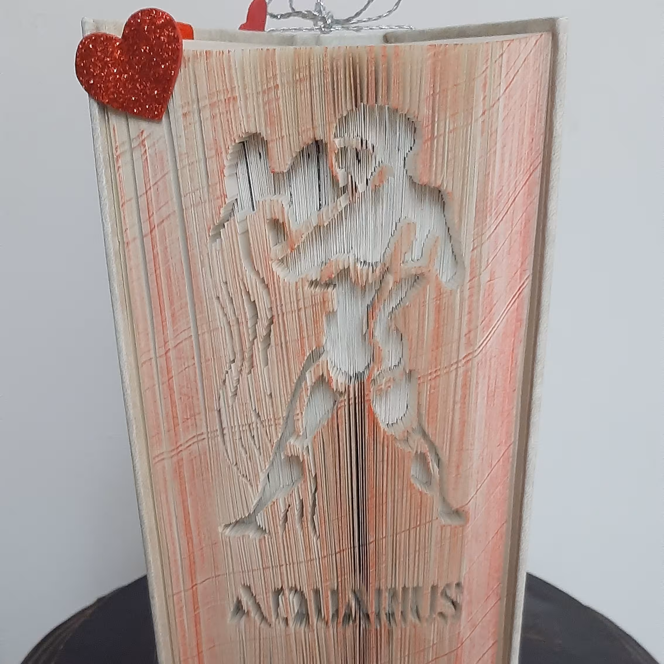 دکوری کتاب طرح نماد بهمن ماه