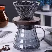 ست قهوه V60 شامل دریپر چوبی و سرور شیشه‌ای با ظرفیت 500 میلی‌لیتر