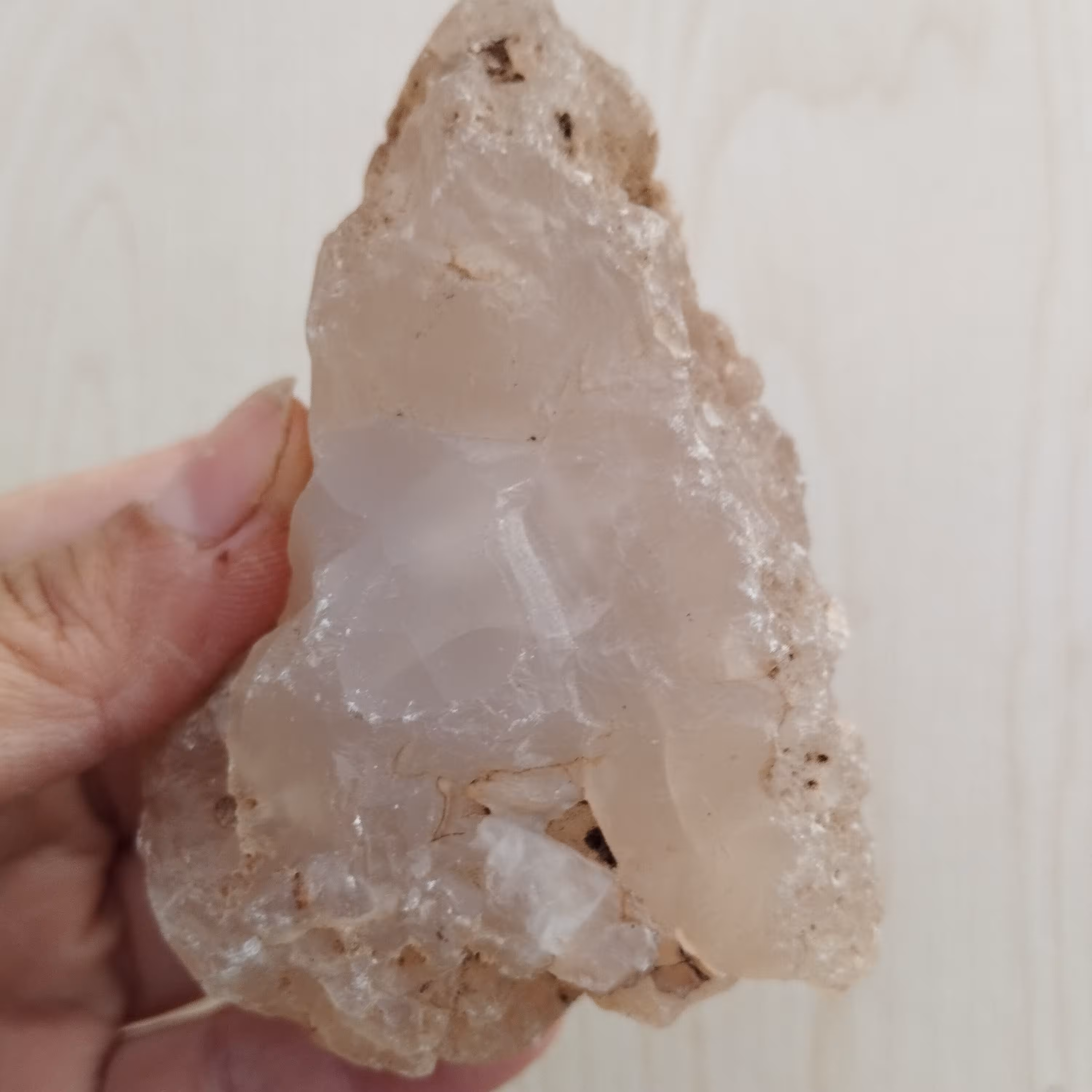 عقیق صورتی و اصل بسیار زیبا و پرانرژی کلکسیونی یا برای ساخت نگین عقیق بسیار زیبا