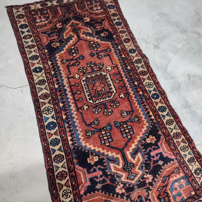 فرش قدیمی دستبافت یک متری مدل MG227