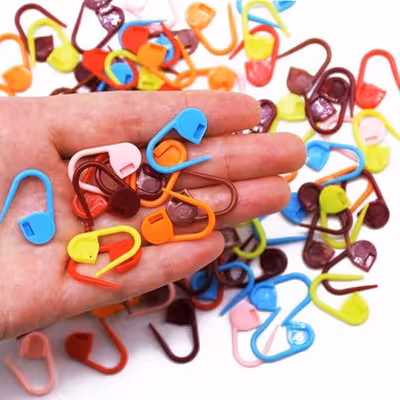 قلاب بافتنی کد 9 به همراه 4 عدد سنجاق نشانه گذار بافتنی