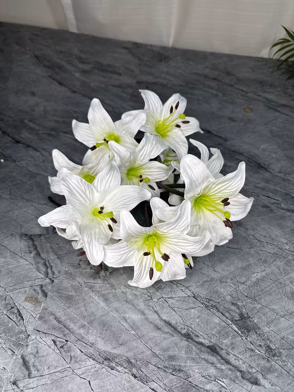 گل لیلیوم فومی لمسی سفید مجموعه 12عددی با ساقه و پرچم