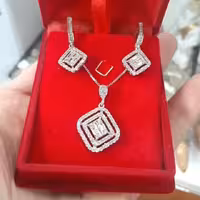 نیمست نقره امرالد بسیار شکیل جواهری با عیار 925 آبکاری طلاسفید و زنجیر ونیزی با ضخامت متوسط و طول 40 سانتیمتر