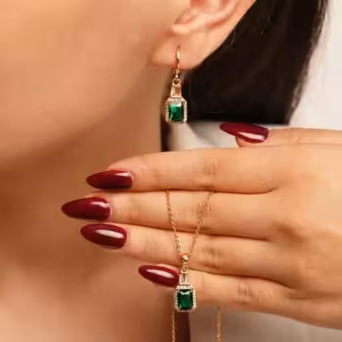 نیم ست سلطنتی با نگین زمرد و از برند با اصالت ysx.