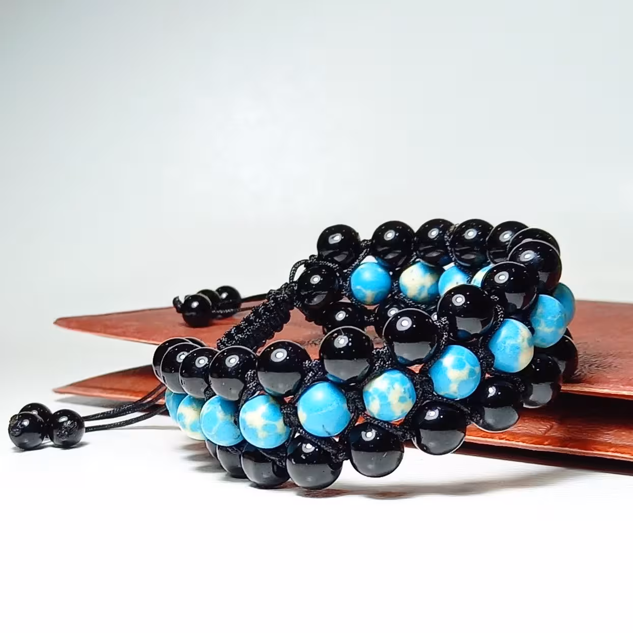 دستبند زنانه و مردانه سه رج بافت سنگ اونیکس مشکی براق و فیروزه آفریقایی