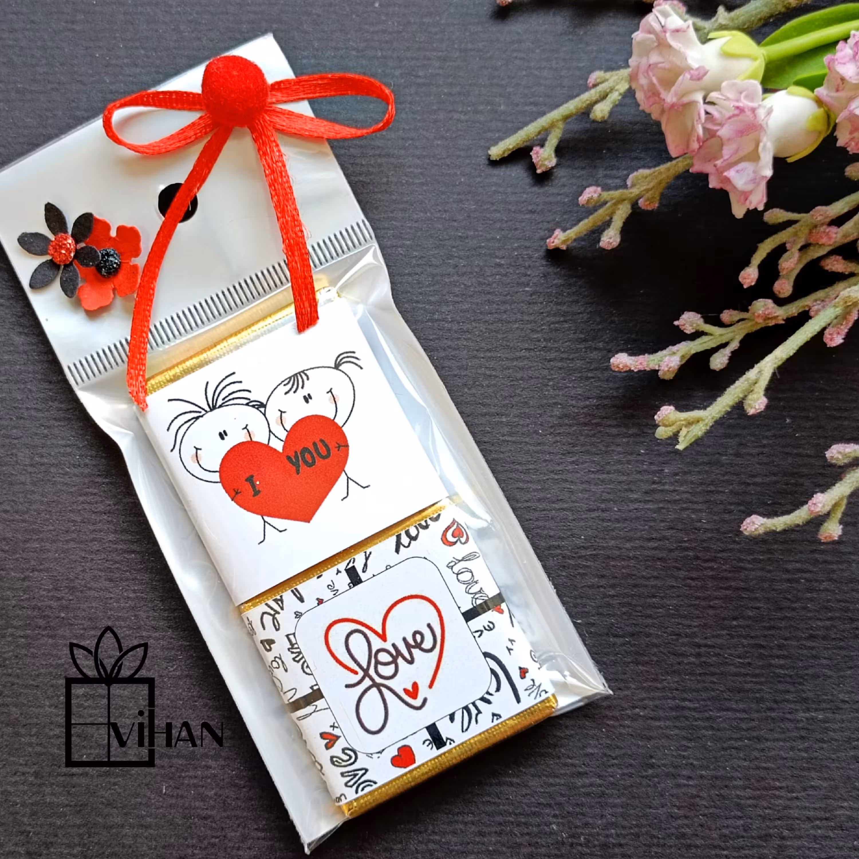 گیفت شکلات دوتائی با تزئین گلهای کاغذی و روبان 