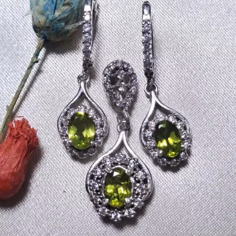 نیم ست نقره زبرجد اصل و معدنی (گوشواره و گردنبند) آبکاری رودیوم آقابزرگ Med45