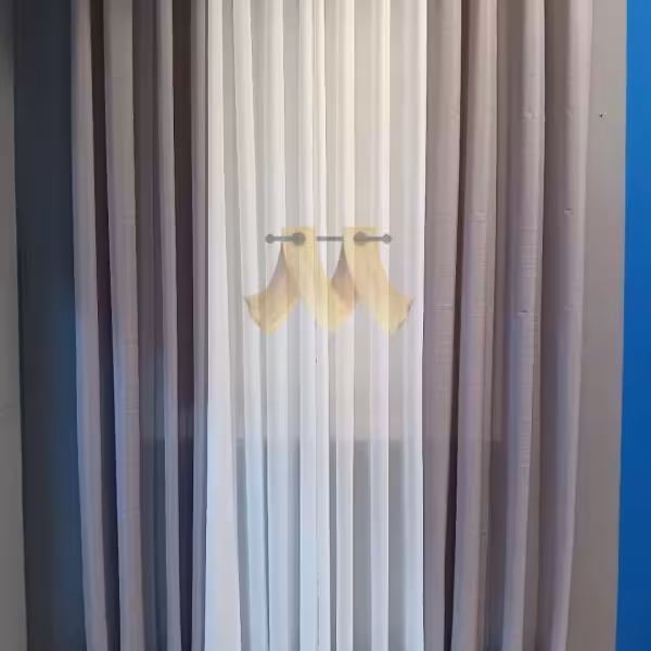 پرده آماده پانچی با ترکیب رنگ سفید و طوسی روشن مناسب (عرض 2 تا 2.5 متر)