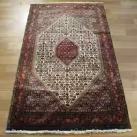 فرش دستباف بيجار طرح لچک و ترنج سایز ذرع و نيم رنگ زمینه كرم رنگ حاشیه لاكي کد 39186