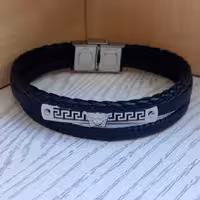 دستبند ورساچه چرمی سه دور پلاک نقره ای