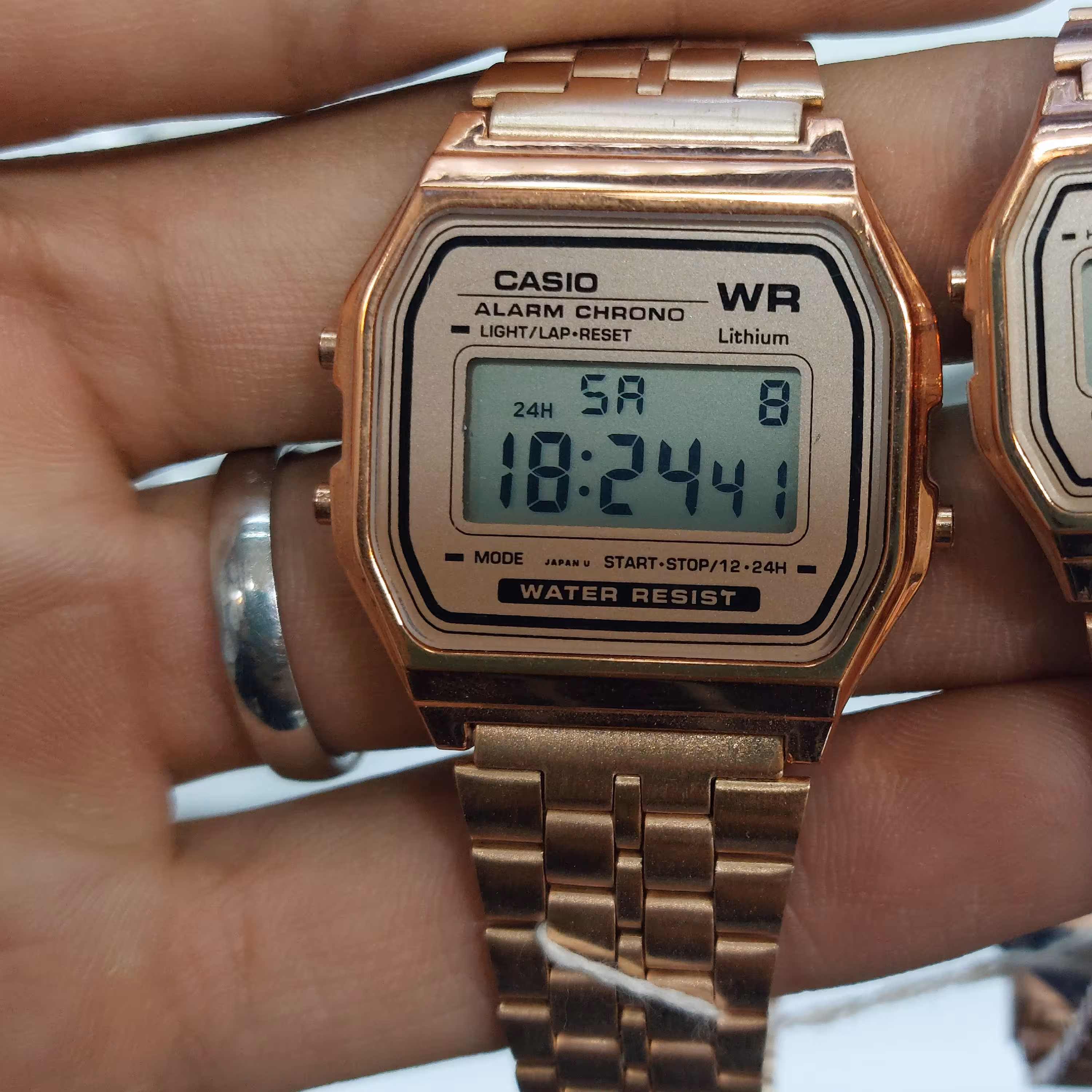 ساعت  کامپیوتر ی کاسیو ب رنگ رزگلد  کلاسیک بسیار باکیفیت مردانه و زنانه ضد اب در حد دست شستن دارای تاریخ قیمت تک