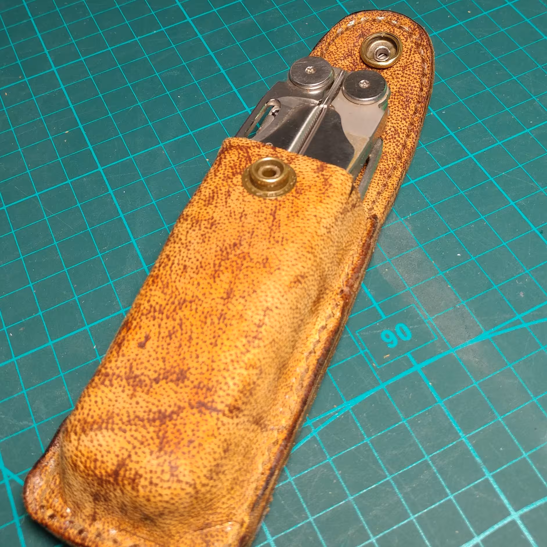 کیف چاقو چند کاره چرم