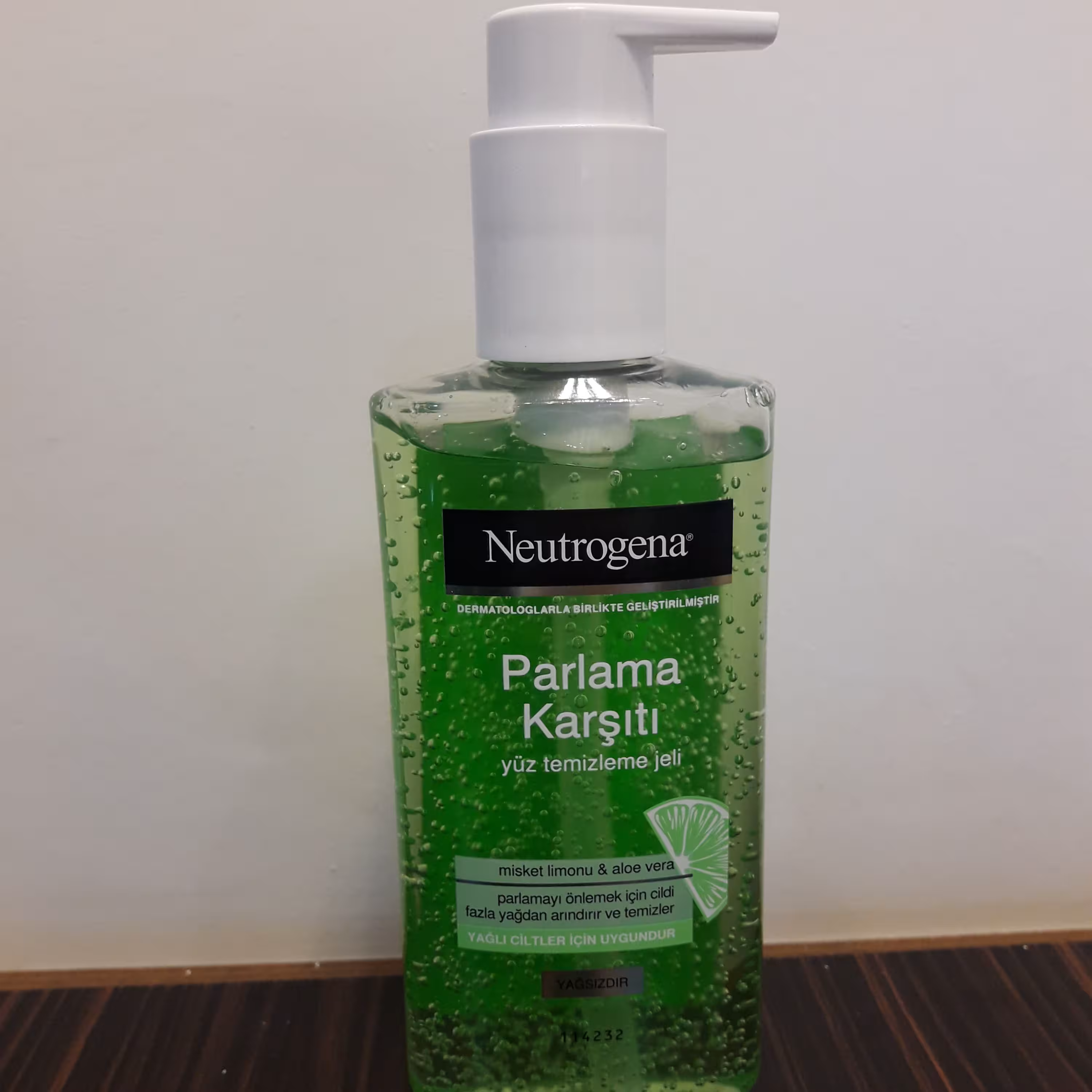 ژل شستشوی صورت لیمو و آلوئه ورا نوتروژینا