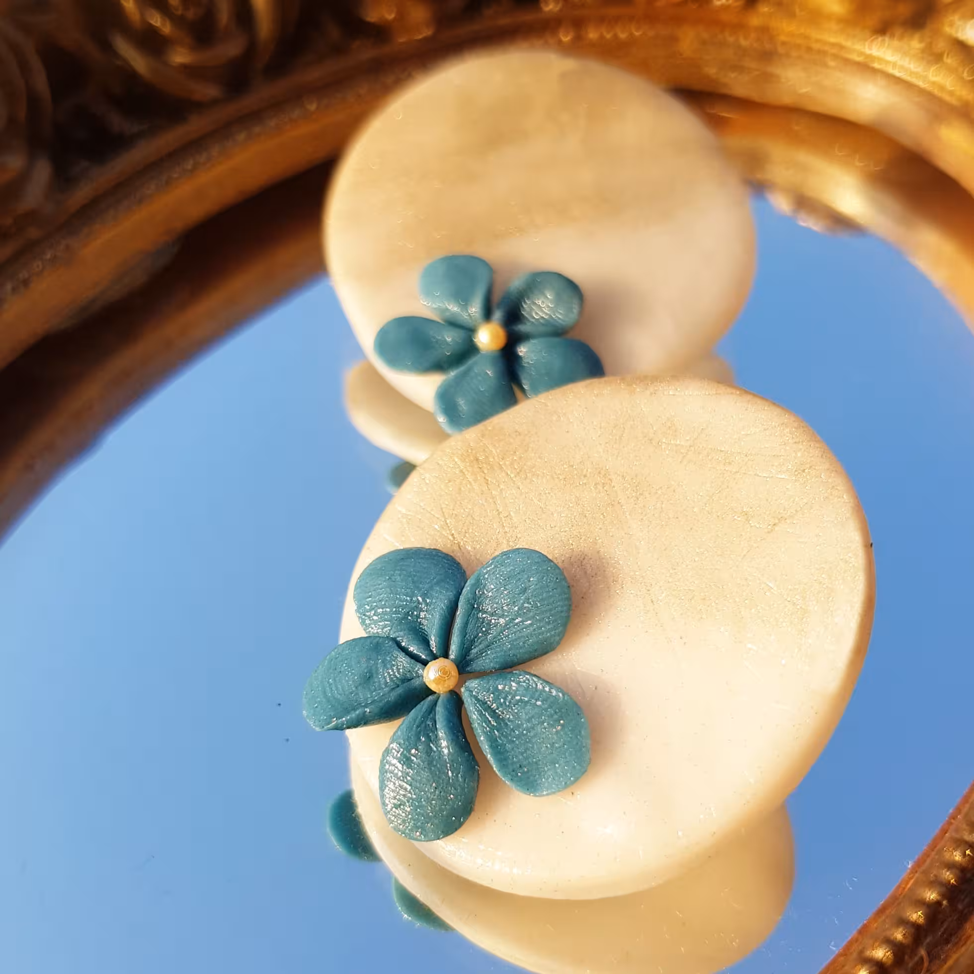 گوشواره طرح گل ساحلی پلیمری مینیمال 