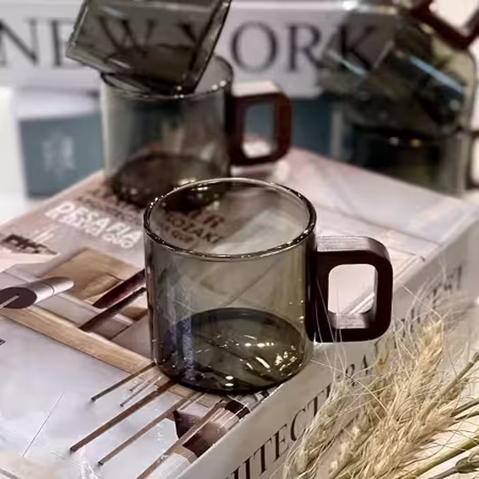 فنجان پیرکس چای و نسکافه رنگ دودی با دسته چوبی وارداتی ارس لندشاپ
