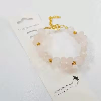 دستبند استیل طلایی کار شده با مهره های صورتی ، فری سایز قابل تنظیم
