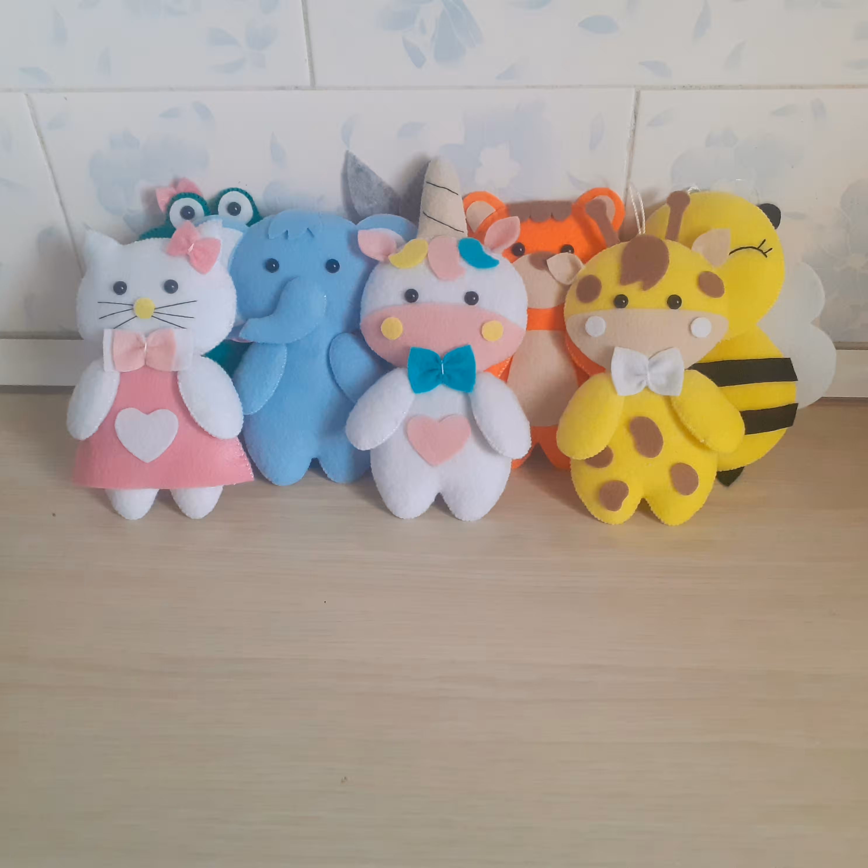 عروسک حیوانات نمدی سایز 15 سانتی ،سایز دلخواه هم قابل سفارشه ،قیمت برای هر عدد