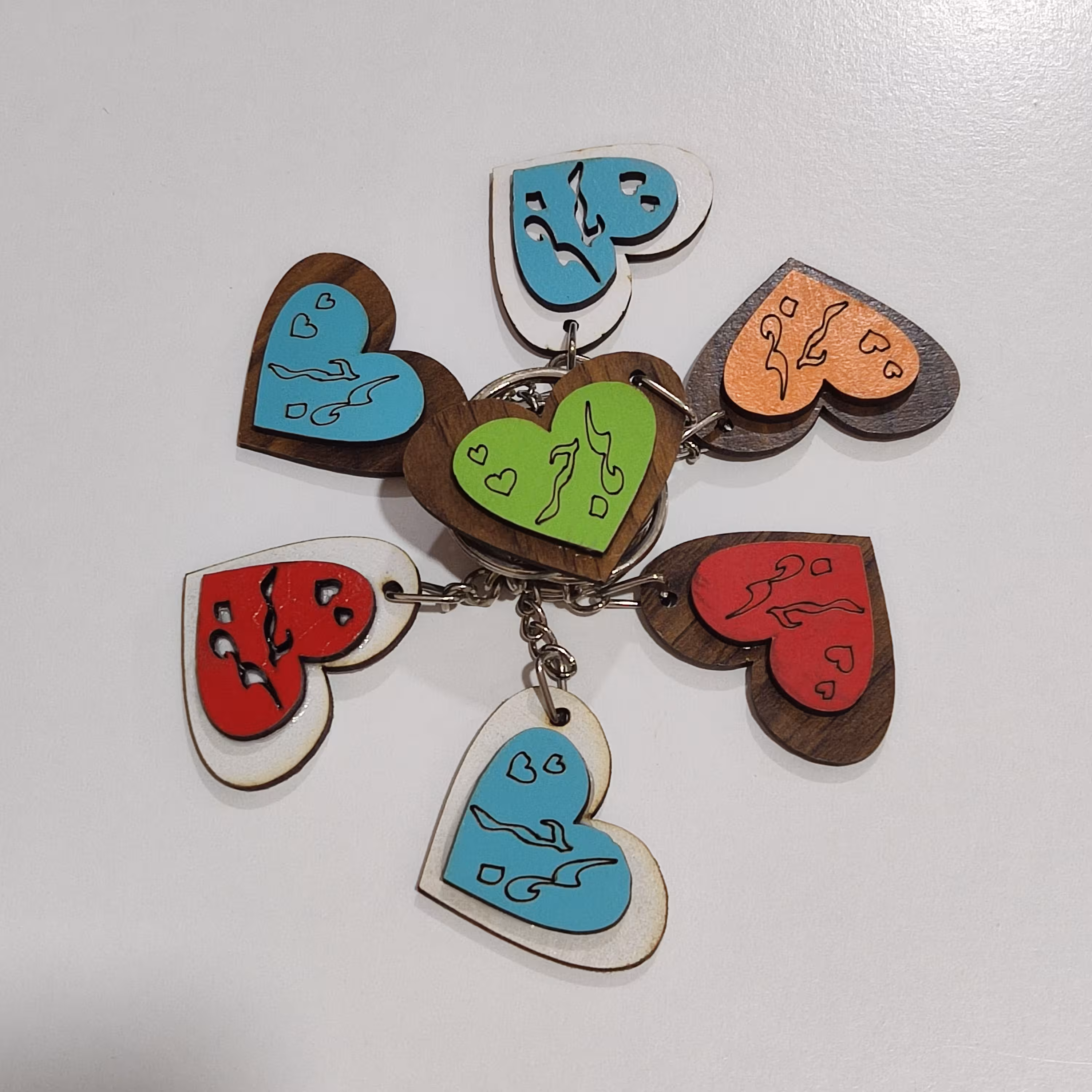 دست کلید چوبی (پاسوییچی) قلبی شکل اسم هاجر دارای رنگبندی و شکل مختلف 