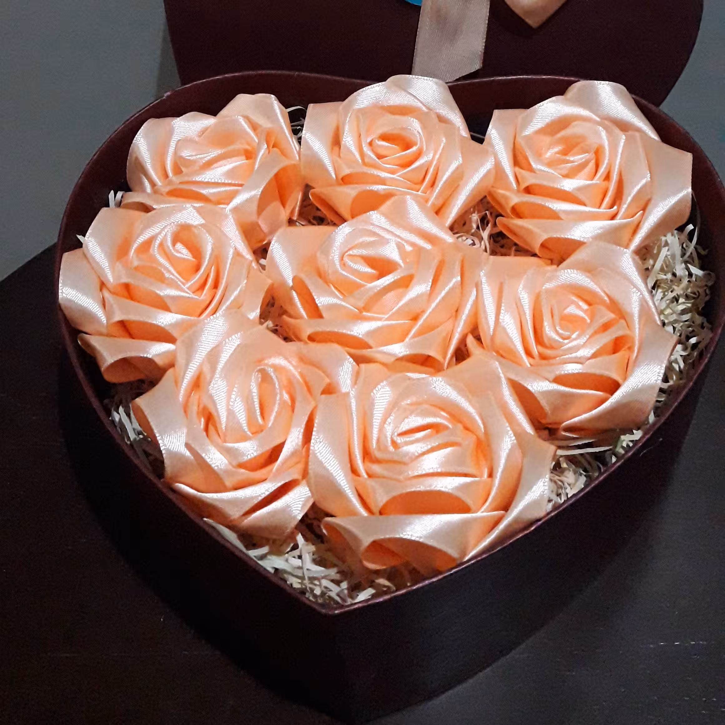 باکس هدیه تولد ولنتاین چشم روشنی ولیمه  گل مصنوعی طرح قلب  درب دار  سایز متوسط با گل های روبانی