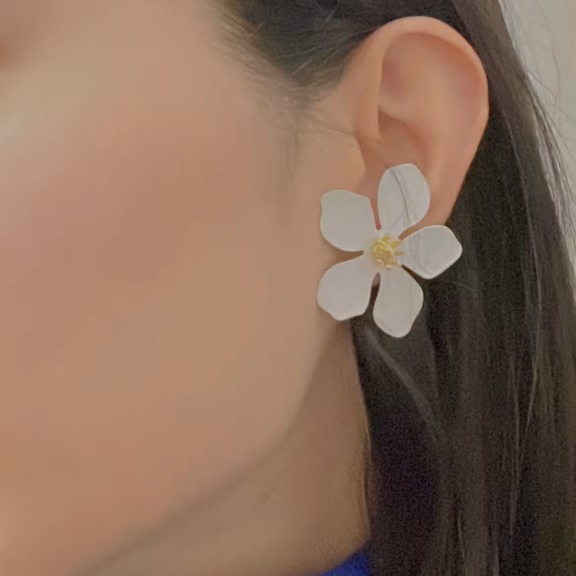 گوشواره گل سفید و مشکی