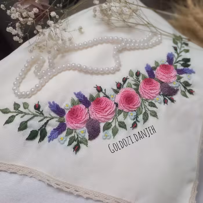 رومیزی گلدوزی شده هنر دست طرح گل محمدی