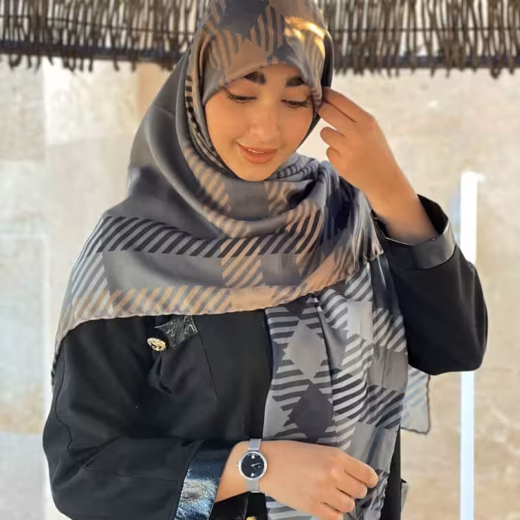 روسری نخ مخملی پاییزی  قواره  140 بسیار لطیف واینکه اصلا سر نیست