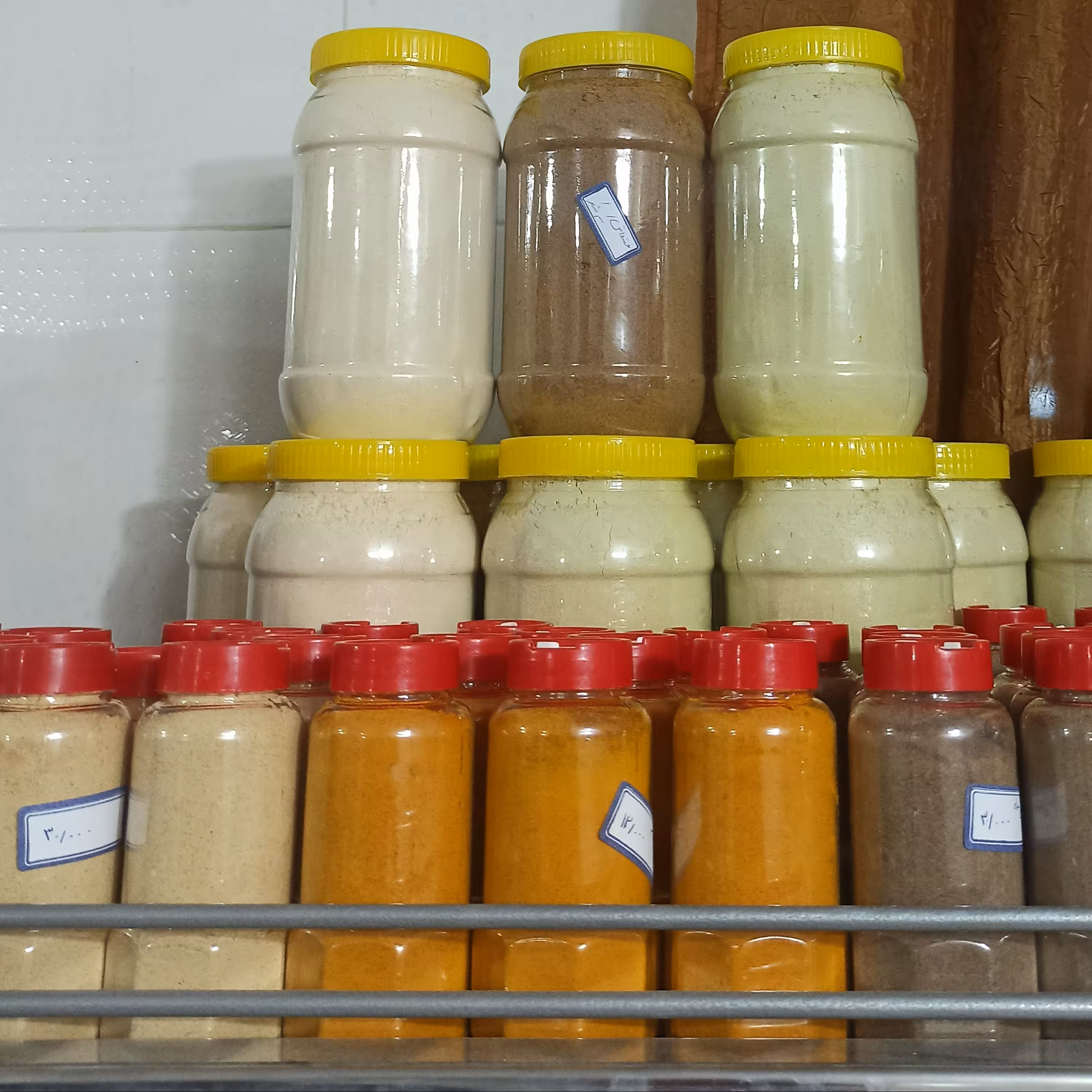 پودر فلفل قرمز    فلفل سیاه    پودر دارچین   پودر زنجبیل