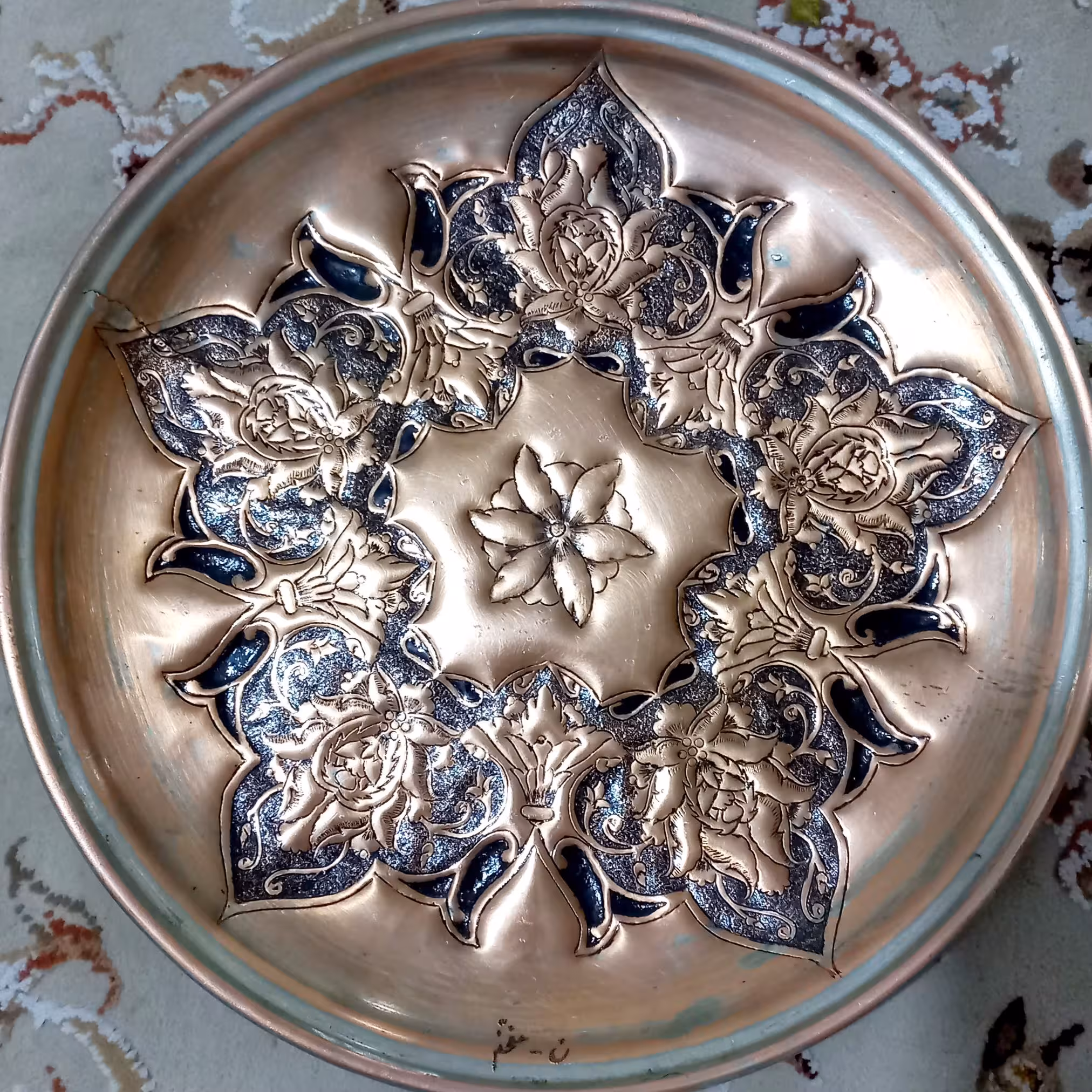 بشقاب قلم زنی کاربردی  به عنوان سینی، دیوار کوب، دیزاین خانه هدیه ای ماندگار 