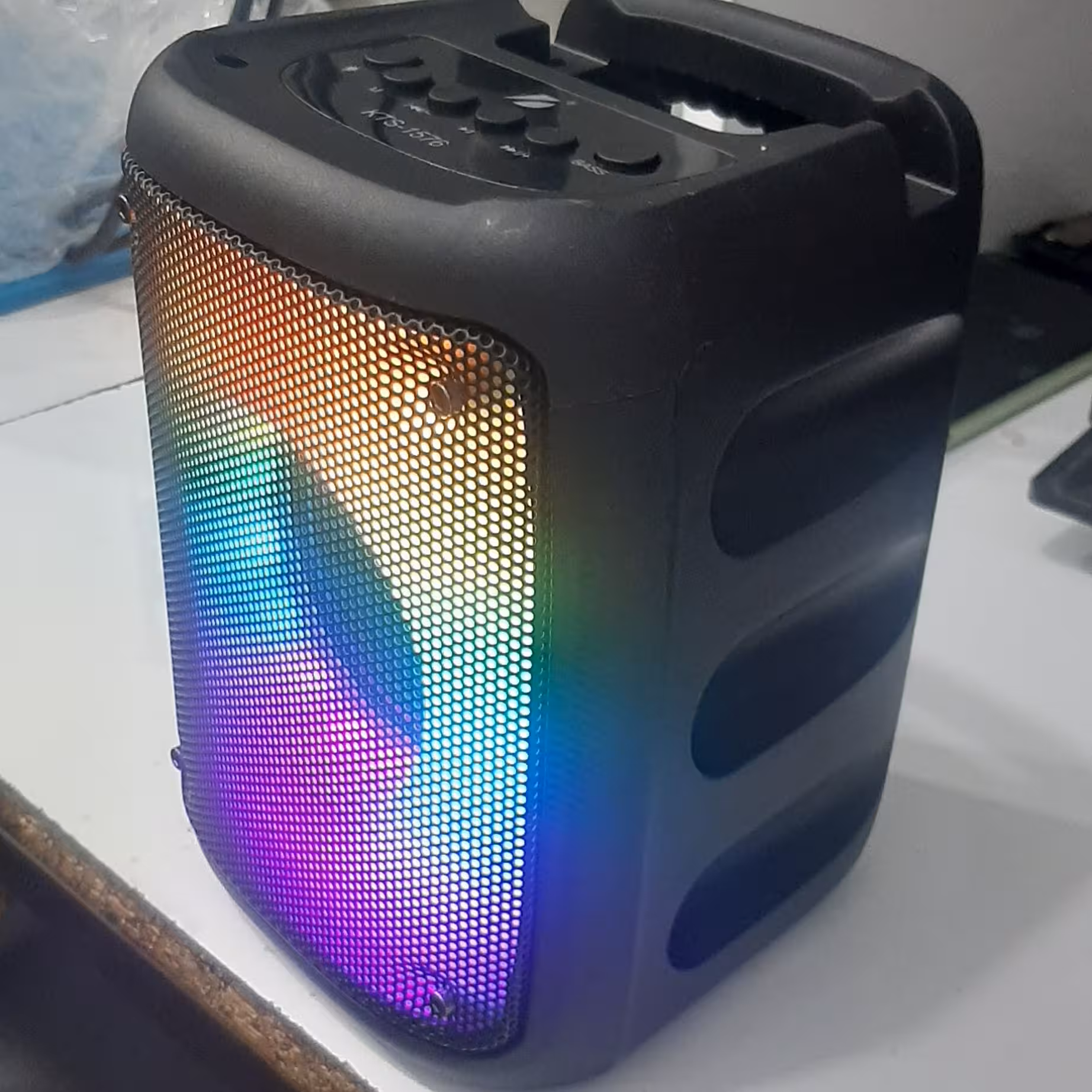 اسپیکر بلوتوثی 3 اینچ KTS1576 داری رقص نور عالی و بدنه محکم با باطری 1800 میلی آمپری 