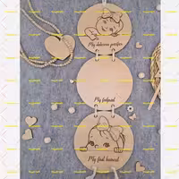 آویز چوبی یادگاری آویز یادگاری اولین های نوزاد، چوبی، شامل 3 دیسک 15 سانت.  کد 553 – تابلو سازی رضا(پس کرایه)