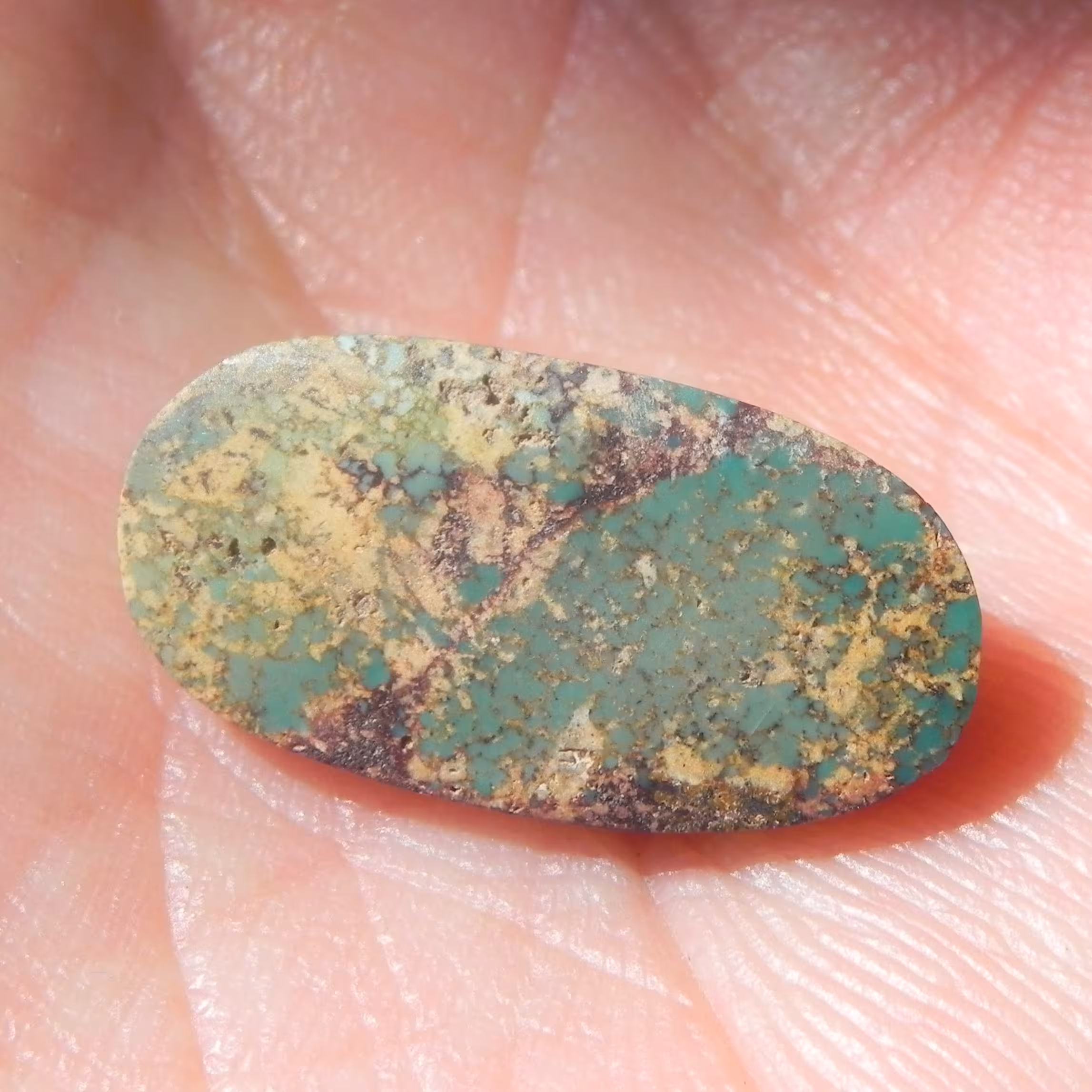 نگین فیروزه نیشابوری معدنی اصل  تراش بیضی دامله مناسب انگشتری کد2