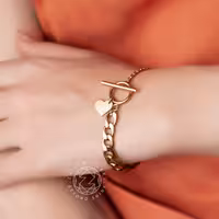 دستبند کارتیر و قفل تی قلب دار استیل رنگ ثابت (فری سایز)