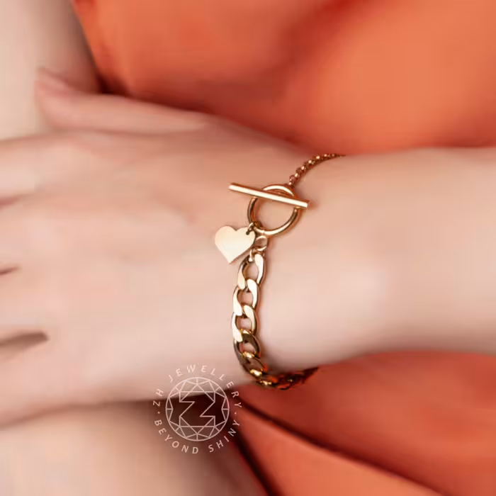 دستبند کارتیر و قفل تی قلب دار استیل رنگ ثابت (فری سایز)