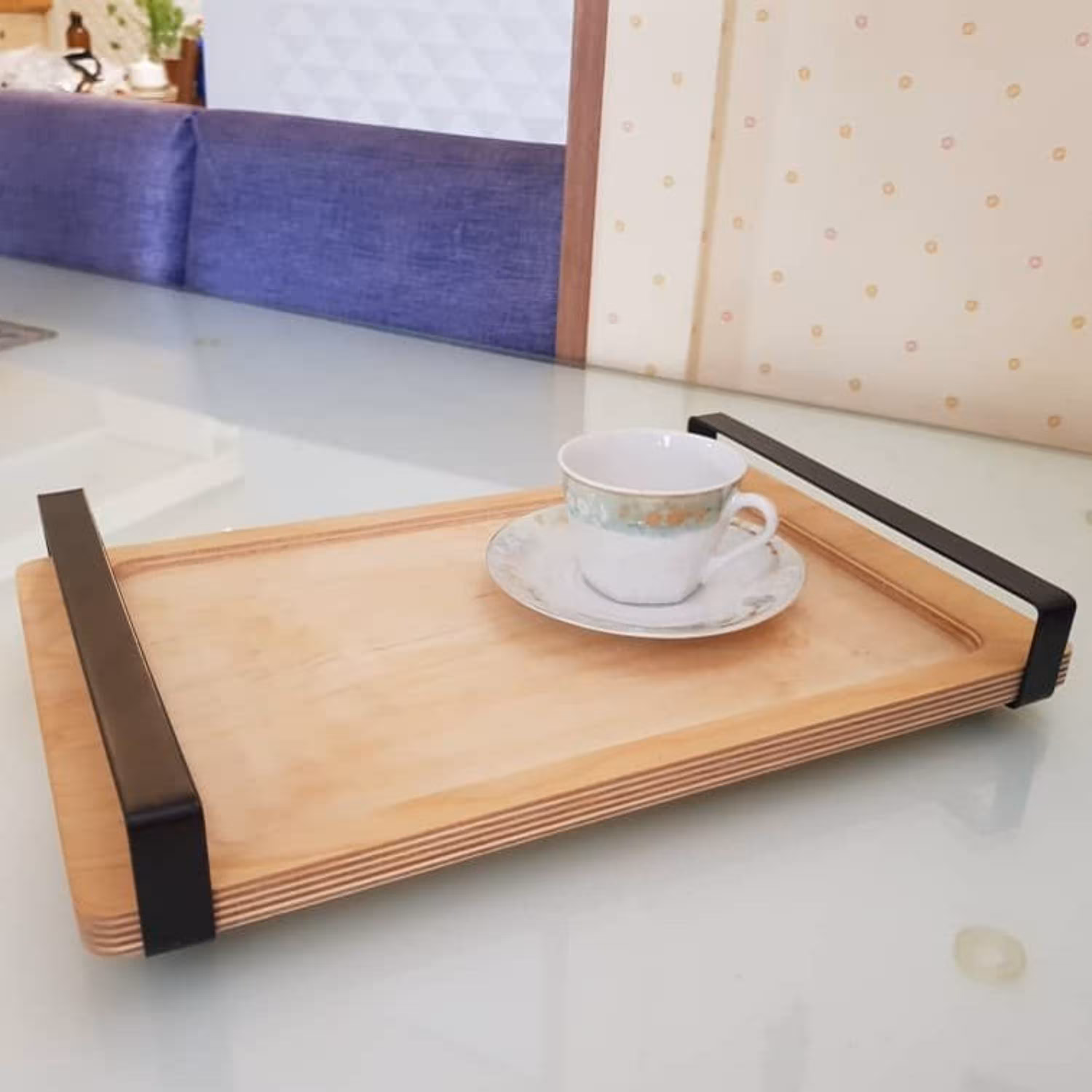 سینی مدرن چوبی فلزی رنگ چوب و دسته مشکی